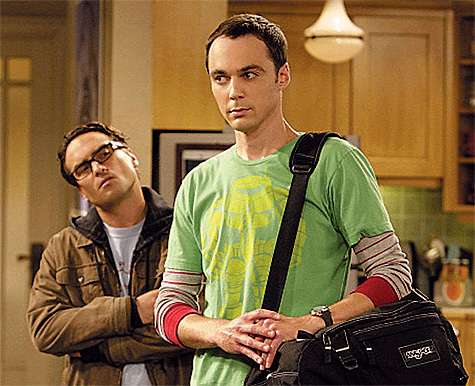 Герой Джима Парсонса ходит в разноцветных майках, где каждый цвет означает определенное настроение. Герой Джима Парсонса ходит в разноцветных майках, где каждый цвет означает определенное настроение.