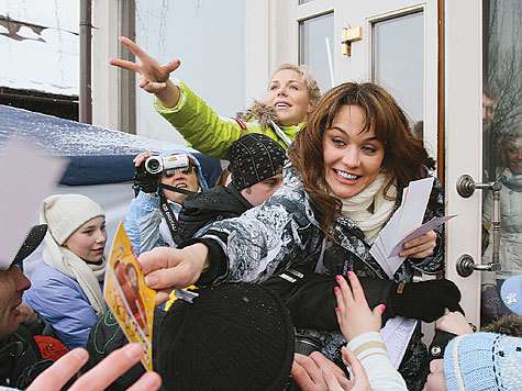 Когда Мария Берсенева отправлялась за город отметить Масленицу, она не предполагала, что разгуляться ей особо и не удастся. При выходе на улицу толпа фанаток не давала ей сделать и шагу. Так что актрисе пришлось срочно откупаться от поклонников автографам