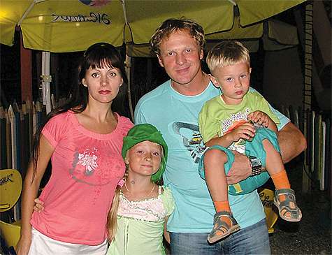 Пока Сергей Писаренко на гастролях, дома в Магнитогорске его ждет семья. На фото — с женой Натальей, дочерью Дашей и сыном Никитой. Фото из личного архива.