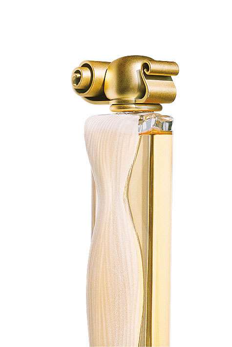 Первые духи Дома Кристиана Диора Miss Dior были представлены во флаконе из хрусталя баккара, напоминающем амфору, и были выпущены в количестве всего двухсот экземпляров.