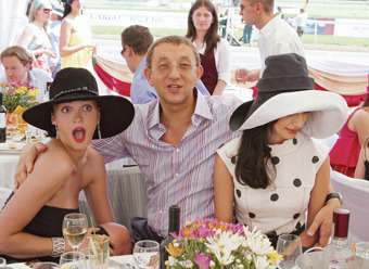 На скачках. Бизнесмен Данилицкий любит повеселиться не меньше, чем его популярная подруга. 