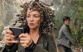 Змеи на голове героини Умы Турман были нарисованы с помощью компьютерной графики. Однако на репетициях актриса «познакомилась» с настоящими ядовитыми рептилиями. 