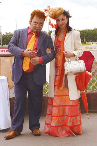 Светский выход. Роман показал публике молодую жену. А Вера – новую шляпку. 2006 год.