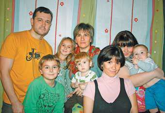 Мария с мужем, детьми и внуком.