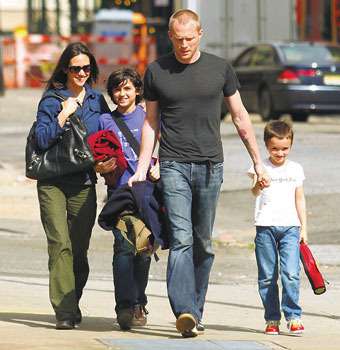 В январе 2003 года Пол Беттани женился на актрисе Дженнифер Коннелли, а полгода спустя она родила сына Стеллана. Ради него актер даже бросил курить, однажды увидев, как малыш повторяет его движения с карандашом в руках. У Дженнифер также есть 12-летний сы