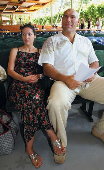 С супругой Галиной в Юрмале. Галина Валуева — экономист-международник. «Считает наши деньги», — шутит муж.