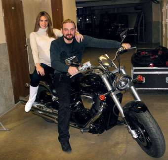 Хорошая жена всегда следует за мужем – плавает ли он с аквалангом на глубине морской или мчится на мотоцикле по ночному городу.