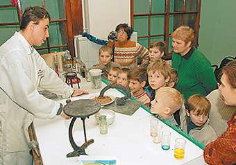 Во время опытов зрители сидят, буквально затаив дыхание.