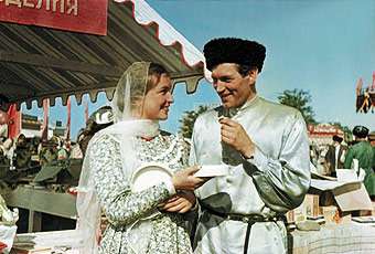 По сюжету фильма к героине Клары Лучко Даше Шелест сватается передовик из соседнего колхоза — коневод Николай (Владлен Давыдов). Но их чувствам противятся председатели обоих колхозов Галина Пересветова (Марина Ладынина) и Гордей Ворон (Сергей Лукьянов).