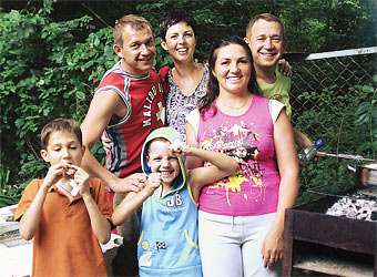 Пока братья на гастролях, семейный очаг охраняют их жены. Александр (слева) с супругой Анной (рядом) и сыном Германом (в центре) и Валерий (справа) с женой Еленой и сыном Аркадием (слева).