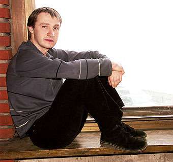 Полтора года актер ютился в чуланчике без окон. На день рождения коллеги подарили Андрею нарисованную оконную раму с солнцем и сидящим на подоконнике котом. 