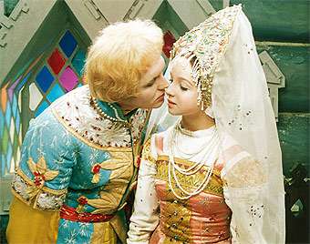 15-летняя Наташа Седых, сыгравшая Настеньку, по-настоящему влюбилась в своего партнера по фильму Эдуарда Изотова.