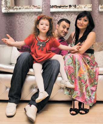 Дружное семейство Гарика на фото изображено не в полном составе. В октябре прошлого года у маленькой Жасмин появился братик Даниэль. 