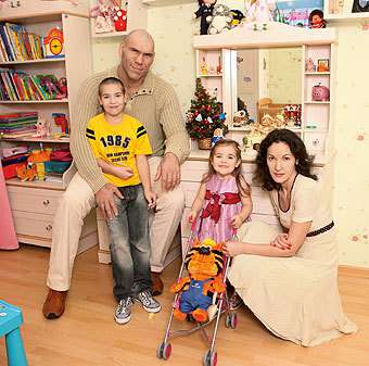 Грише и Ире пришлось купить двух одинаковых котов, чтобы не ссорились.