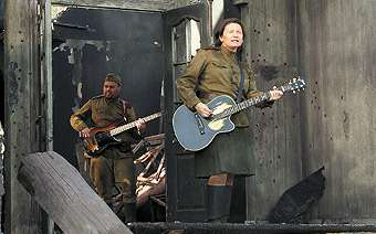 Диана всегда неровно дышала к военной форме и поэтому очень обрадовалась, когда появилась возможность сделать такой костюмированный клип.