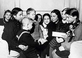 Читая стихи детям, Агния следила, в каких местах их интерес угасал. 