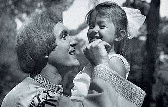 Актер Эдуард Изотов в момент съемок был не только большой звездой, но и любящим отцом. На фото: Эдуард со своей четырехлетней дочерью Вероникой, которая тоже стала актрисой.