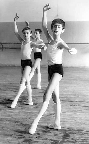 Начав заниматься балетом в раннем возрасте, я посвящал ему все свое время. Наверное, только поэтому достиг успехов и обогнал многих моих коллег. 