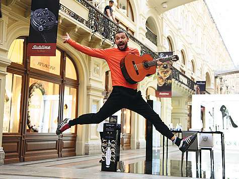 Как могут вести себя люди, выпускающие альбом под названием «В этом городе все сумасшедшие»? Конечно же, прыгать, дурачиться и веселиться от души. 