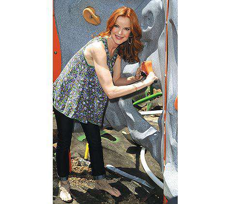 Буквально на днях не без помощи Марсии Кросс в Калифорнии появилась еще одна детская площадка. Фото Getty Images/East News.