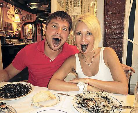 Все каникулы в Барселоне Лера и Сергей ели блюда с морепродуктами. Однажды они рискнули и попробовали ризотто с чернилами каракатицы. Получилось и вкусно, и весело.
