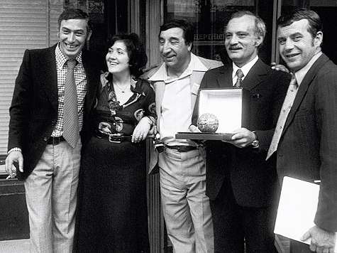 Вахтанг Кикабидзе, Виктория Токарева, Фрунзик Мкртчян, Георгий Данелия и Резо Габриадзе получают главный приз Х Московского кинофестиваля. Фото: киноконцерн «Мосфильм», РИА «Новости»