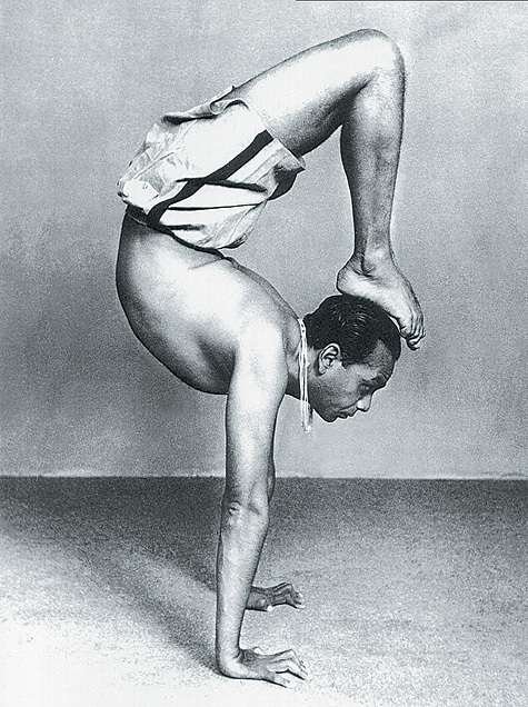 Молодой Шри Б.К.С. Айенгар, по имени которого названо целое направление йоги, во вришчикасане (поза скорпиона). Фото предаствлены YOGA PRAСTIKA. 
