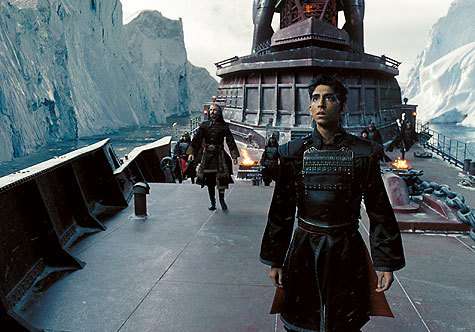 Основная часть съемок фильма «Повелитель стихий» велась на фоне зеленого экрана. Однако некоторые сцены для большей достоверности снимались на натуре, например, в Гренландии, а для героя Дева Пателя был даже построен персональный корабль.