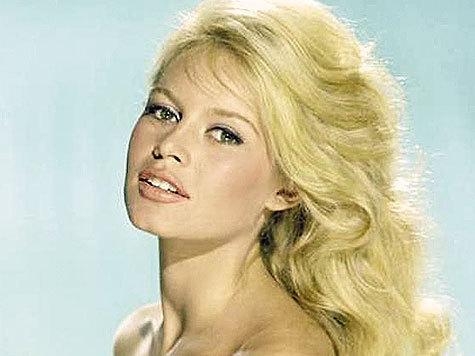 Она была актрисою