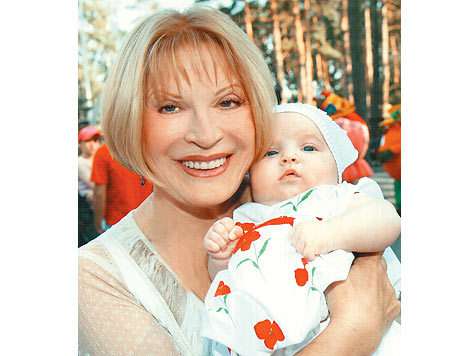 Людмила Максакова с внучкой Людочкой.