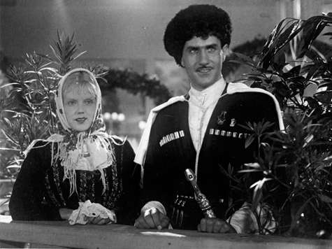 Сюжет фильма Пырьев взял из палехской живописи: на маленькой шкатулке были изображены идиллические пастух и пастушка.