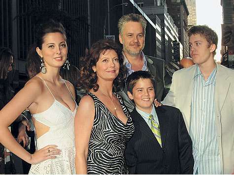 Прошлогоднее расставание Сьюзан Сарандон с Тимом Роббинсом стало неожиданностью для многих. Ведь они прожили вместе 21 год и стали родителями сыновей, Джека и Майлза. Старшую дочь Еву актриса родила от предыдущего бойфренда.