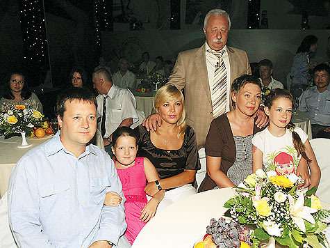 Телеведущий и его семья на съемках телевизионного концерта в честь юбилея: сын Артем с женой, внучка Софья, супруга Леонида Аркадьевича Марина и их дочь Варвара.