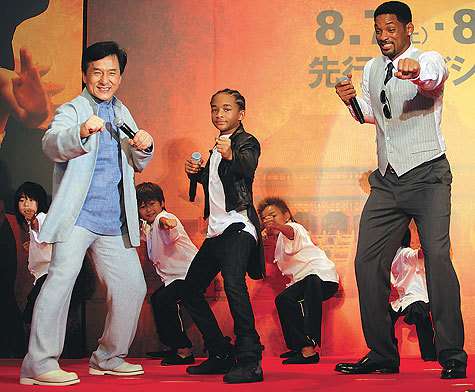 Уилл Смит, выступивший продюсером фильма «Каратэ-пацан», любил повторять во время съемок сцен Чана с его сыном Джейденом Смитом: «Я слежу за тобой, Джеки!». Однако это была шутка, так как Уилл полностью доверял Джеки.