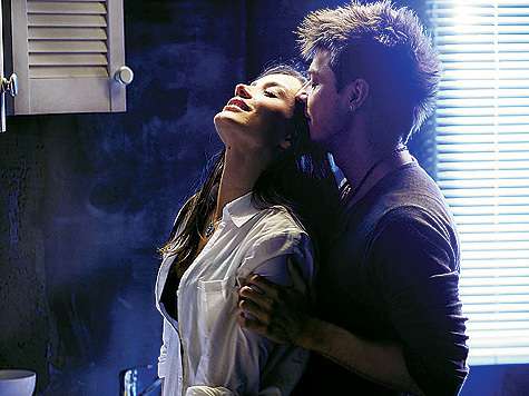 Роль бывшего сыграл солист группы «Корни» Дима Пакуличев. Он уже принимал участие в съемках предыдущего клипа Вики — «Клякса». Участие артиста в этом видео оказалось весьма символичным: он тоже недавно расстался со своей девушкой. Так что переживал Дима н