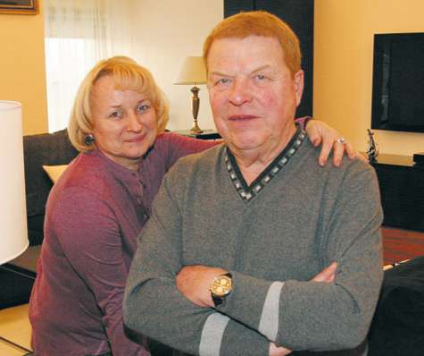 Со своей третьей женой Натальей Михаил Михайлович познакомился в самолете. По воспоминаниям супруги, лайнер был полон, и только рядом с ней пустовало одно место. Все ждали опоздавшего. И тут влетел большой шумный мужчина. Это был Кокшенов.