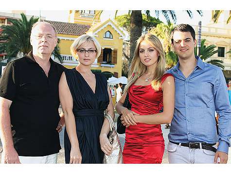 Родители Янины (папа и мама слева от актрисы) к индустрии кино не имеют никакого отношения. Точно так же, как ее любимый человек (справа), который занимается экономикой.