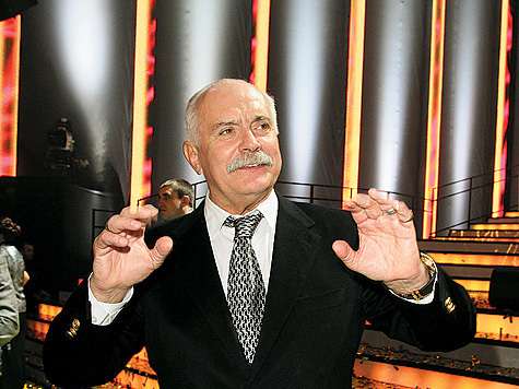 Никита Михалков в этом году предпочитал оставаться в тени. Не мелькал в коридорах, мало кому уделял внимание и даже не появился на банкете. Также бросалось в глаза то, что на премии не появился никто из его детей.