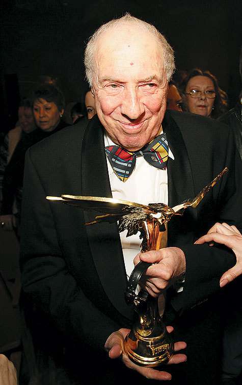 Сергей Юрский признался, что всегда мечтал получить «Нику». Мечты, как известно, сбываются — Сергею Юрьевичу вручили золотую птицу в номинации «За честь и достоинство».