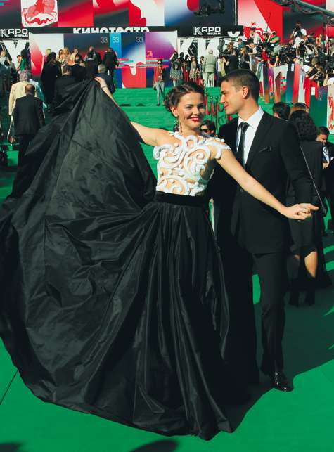 Появлению супружеской пары Лизы Боярской и Максима Матвеева очень порадовалась снимающая братия — внушительное платье Лизы хоть ненадолго скрыло под собой кошмарную зеленую дорожку.