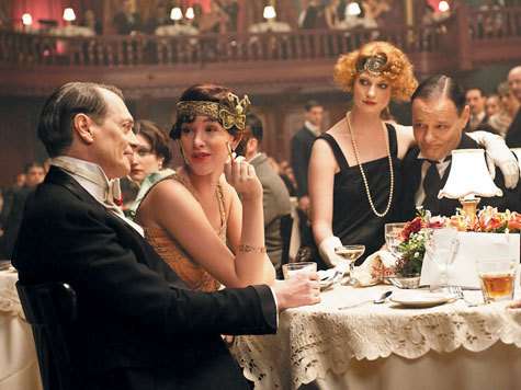 Режиссер и продюсер «Подпольной империи» Мартин Скорсезе известен своим вниманием к мелочам. Поэтому дизайнер костюмов Джон Данн, работавший с ним еще над фильмом «Казино» (1995), крайне щепетильно подошел к нарядам всех героев сериала.