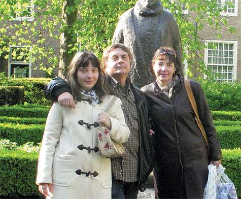 Недавно семья Тумановых побывала в Голландии, где они посетили не один местный ботанический сад. На фото — Андрей Туманов с супругой Надеждой и дочерью Настей. 