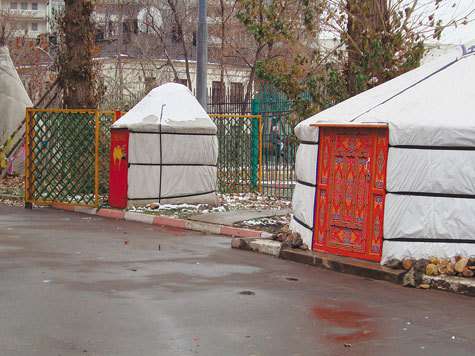 Во дворе московской школы появилось стойбище кочевников.