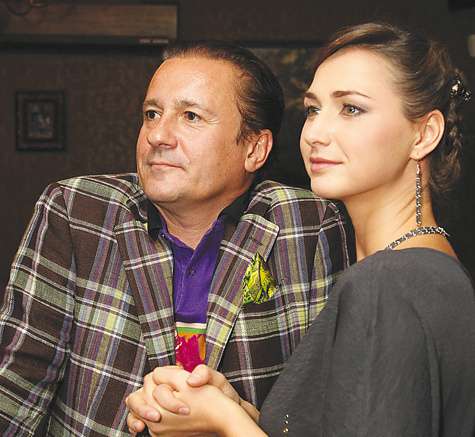 Супруга Олега Меньшикова, как всегда, выглядела обворожительно и старалась во всем помогать мужу. В результате так забегалась, что к элитным блюдам практически не притронулась. Присутствующие тут же решили, что на самом деле Настя, конечно, бережет фигуру