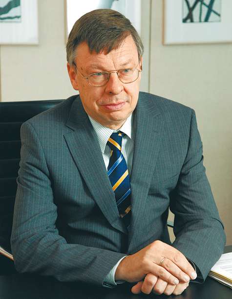 В свое время г-н посол успел поработать педагогом. Кстати, вел он уроки французского и русского у 16—19-летних гимназистов. Его дочь также училась на преподавателя.