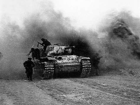 Экипаж покидает подбитый тяжелый танк КВ-1. Фото: Анатолий Егоров.