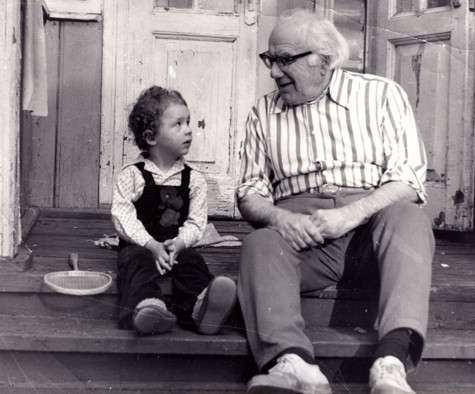 Актер виделся с внуками в основном летом. Дедом он был хорошим, не уставал рассказывать им занимательные истории и байки. Фото: личный архив Владимира Ильинского. 