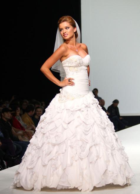 Светские львицы примерили свадебные корсеты