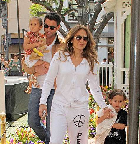 Дженнифер Лопес и Каспер Смарт с детьми отмечают Пасху. Фото: Startracks Photo/Fotodom.ru