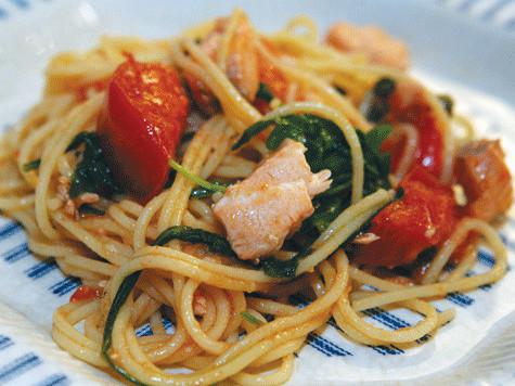 Спагетти с семгой, рукколой и помидорами